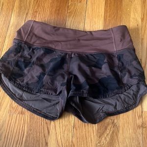 Lululemon size 0 brown camo shorts 2.5